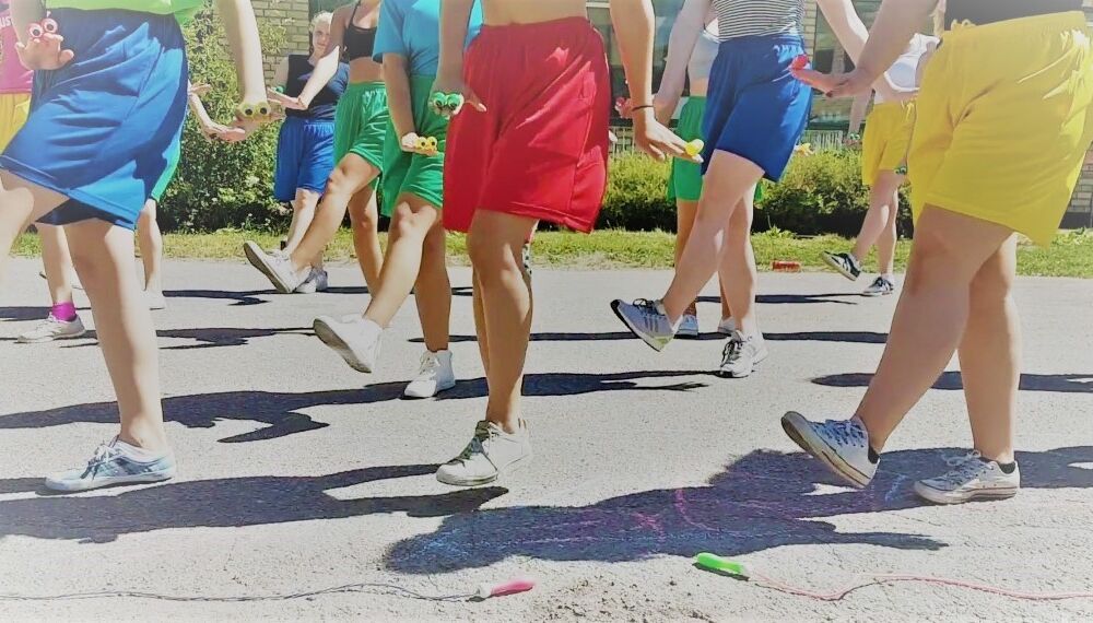 personers ben med skor och färgglada shorts och kjolar