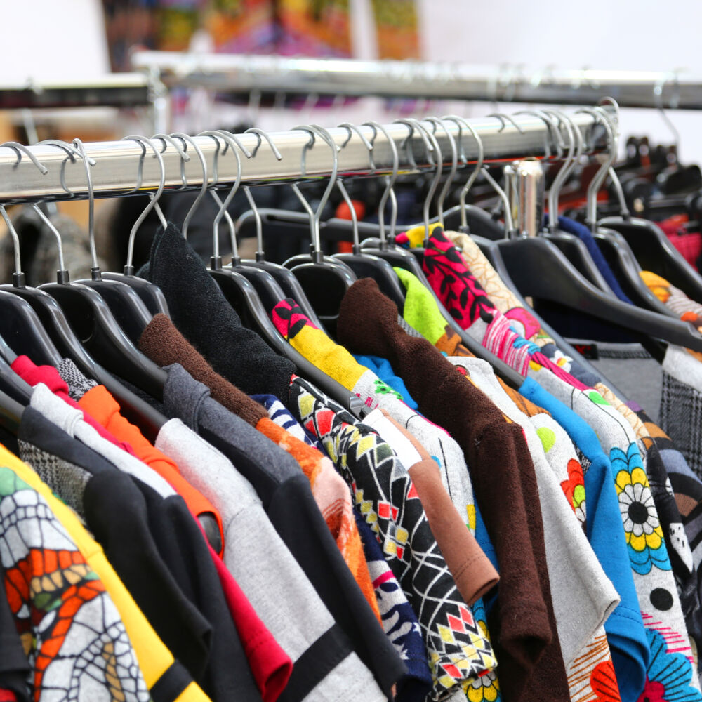 Foto: Mostphotos vintage clothes of many colors for sale at flea market