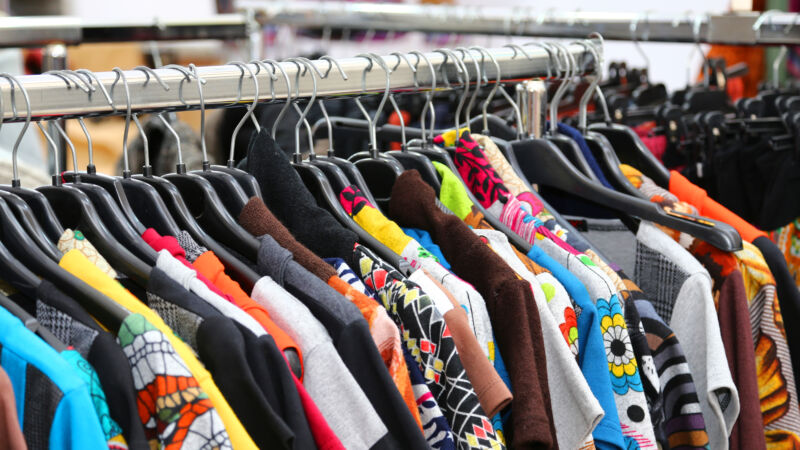 Foto: Mostphotos vintage clothes of many colors for sale at flea market