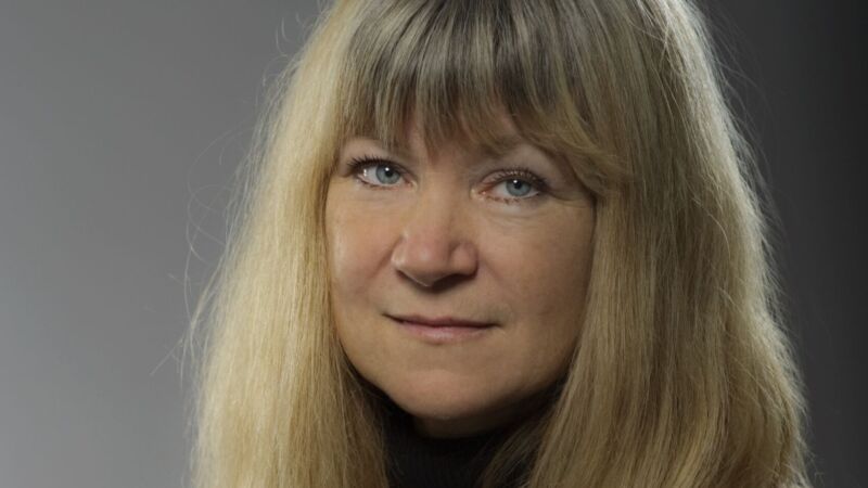 en kvinna med ljusa långa hår och en svart tröja