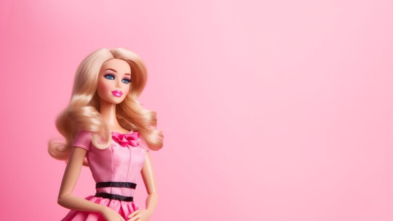 barbie docka i en rosa klänning och blond hår, mot rosa bakgrund