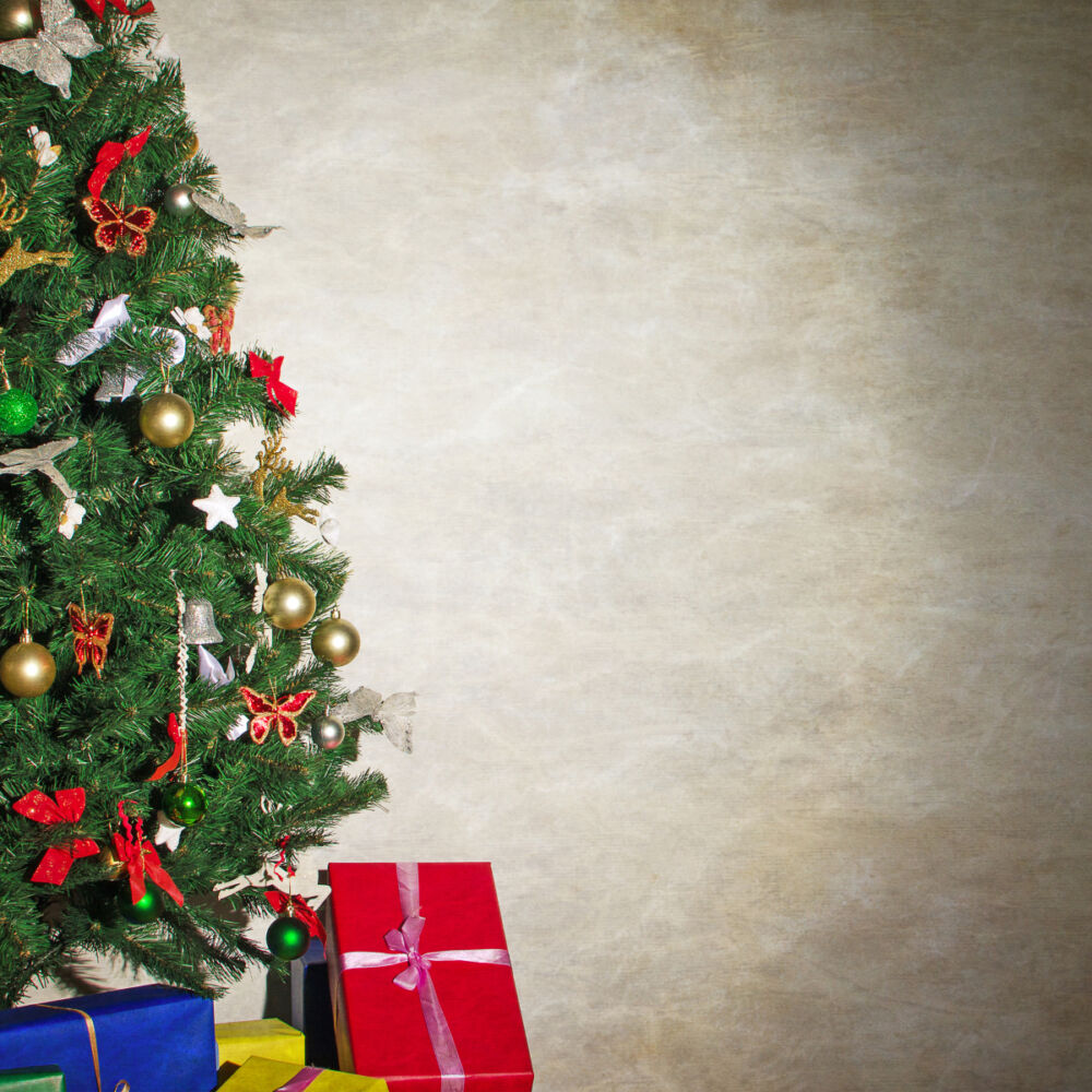 Foto: Mostphotos 6460879-christmas-tree-with-gifts-place-for-your-text