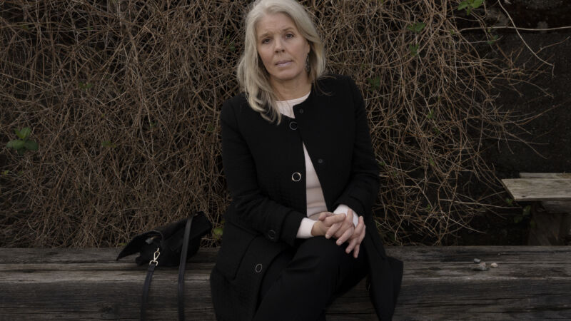 en kvinna i medelålder med ljusa hår och i en svart jacka