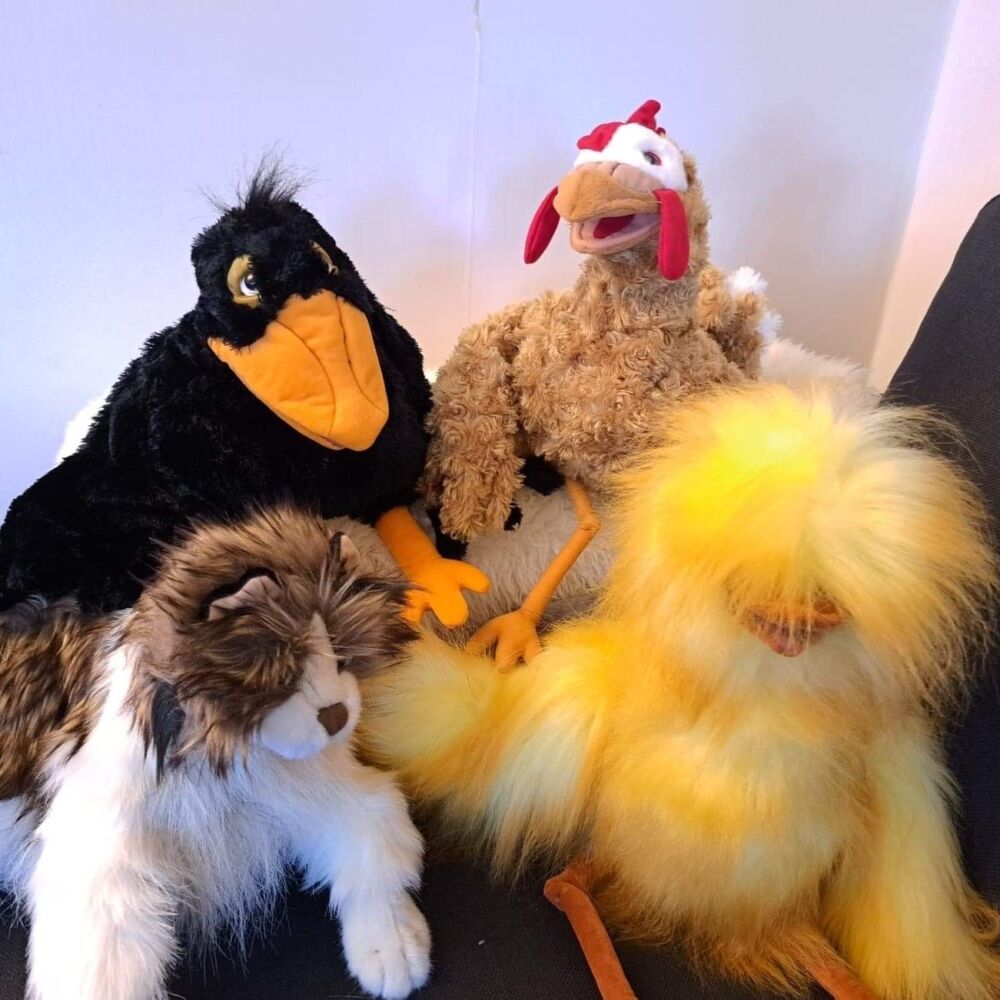 gosedjur sitter på en soffa