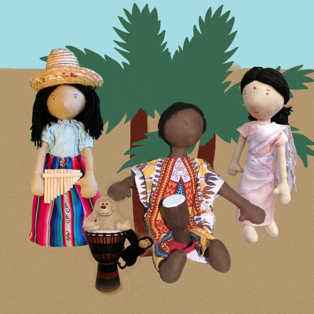 tre tygdockor framför en palm