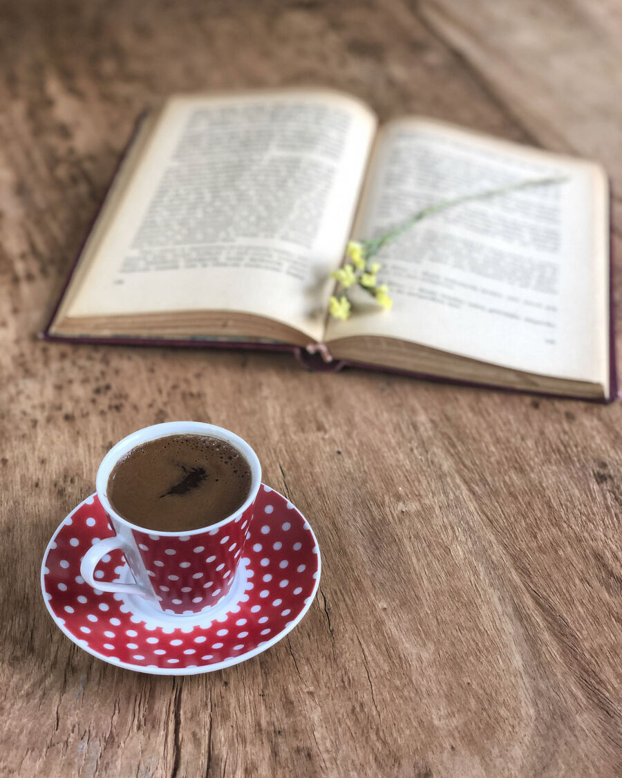 Foto Mostphotos 32321356-an-old-book-and-cup-of-coffee-on-wooden-table