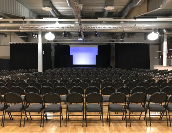 Stolar i rader framför en scen