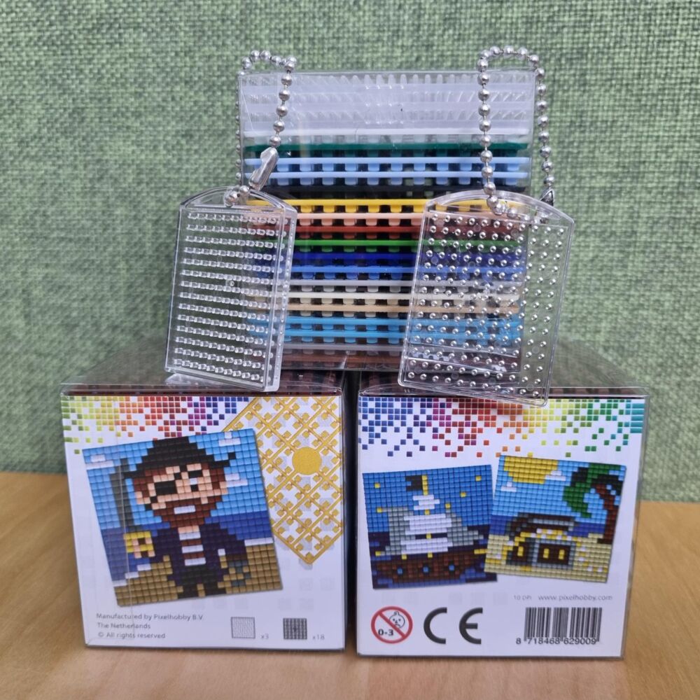 två förpackningar av pixel pyssel med tema pirater