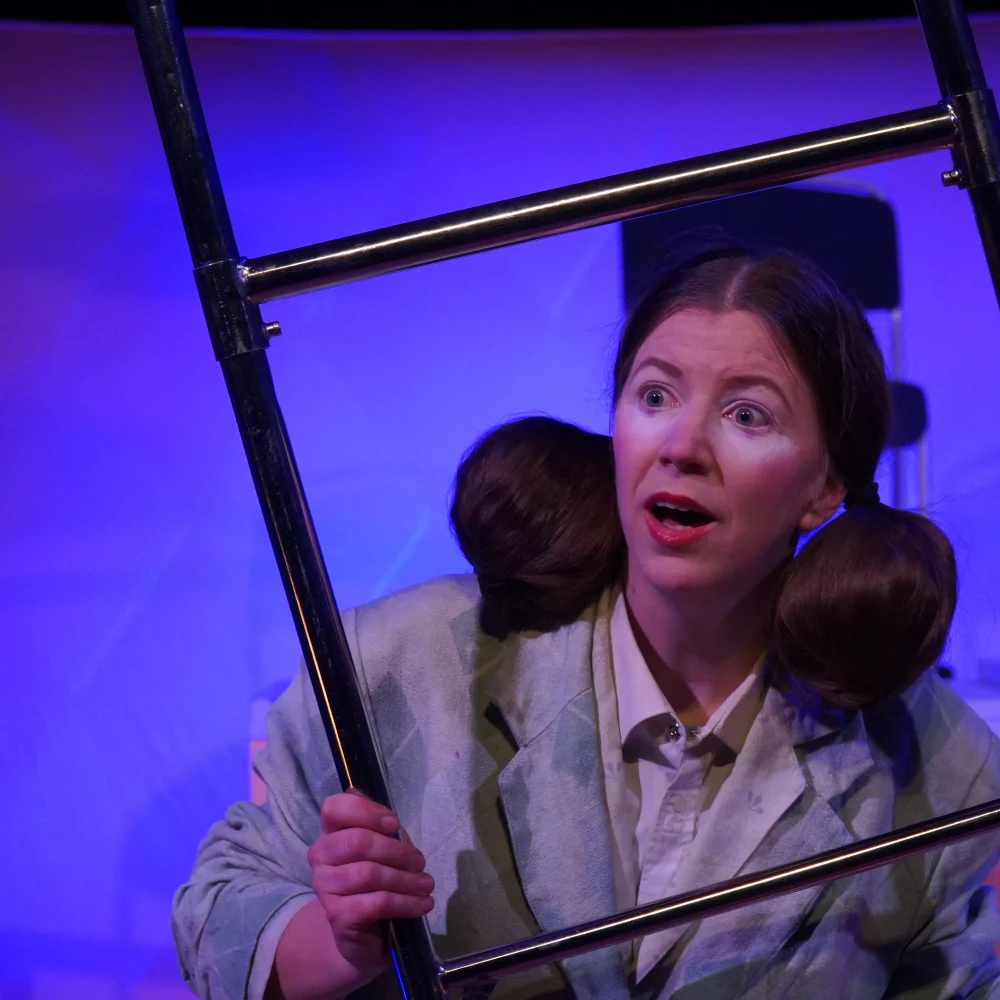 Kvinna framför en stege