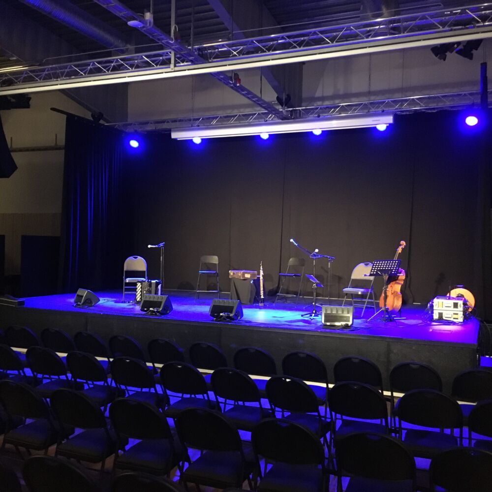 bild på scenen med blått ljus och instrument på scenen