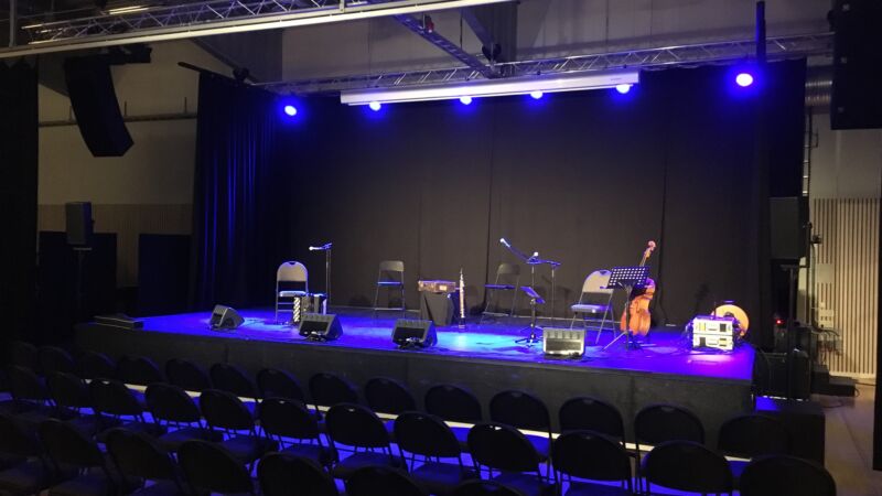 bild på scenen med blått ljus och instrument på scenen