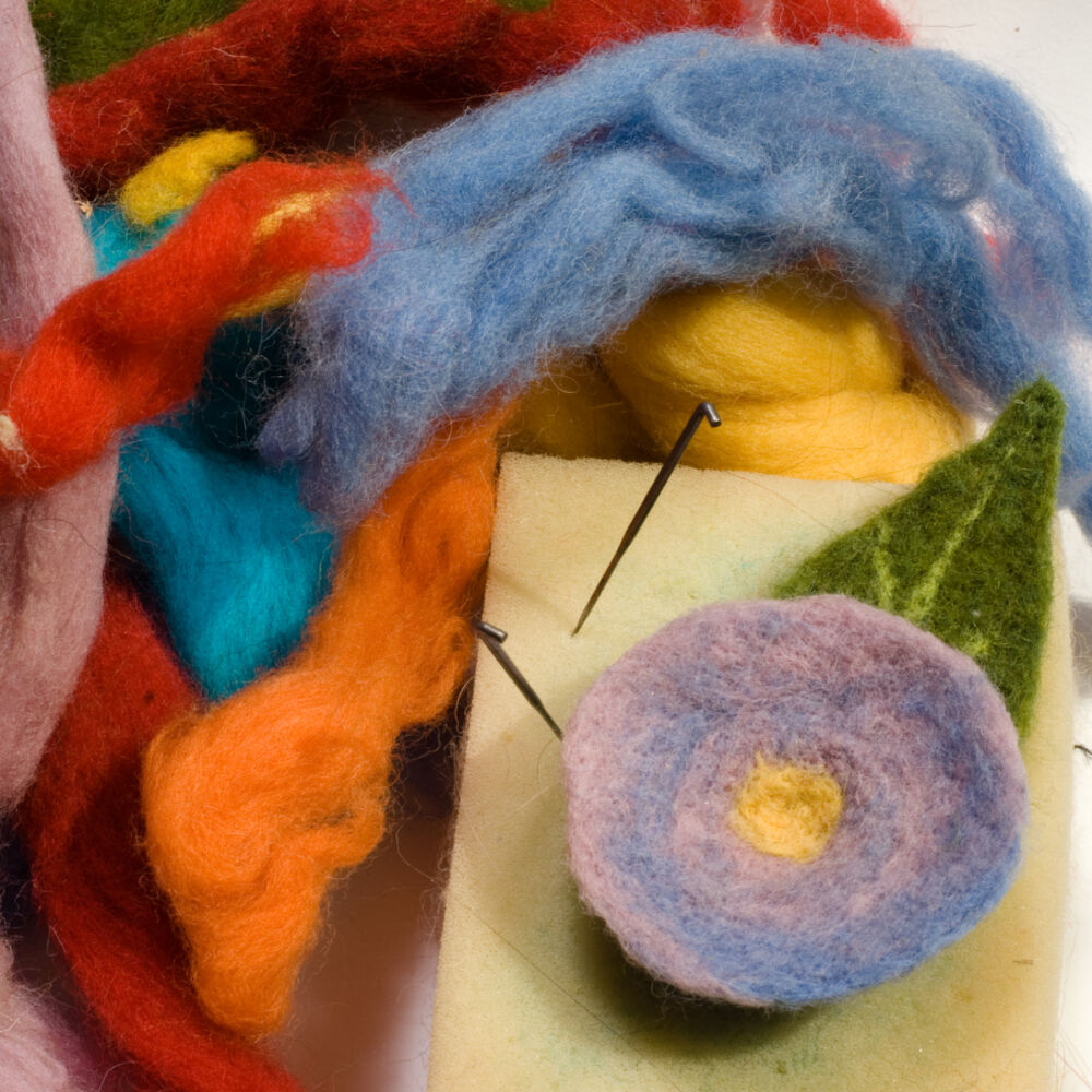 Tovade blommor i olika färger.