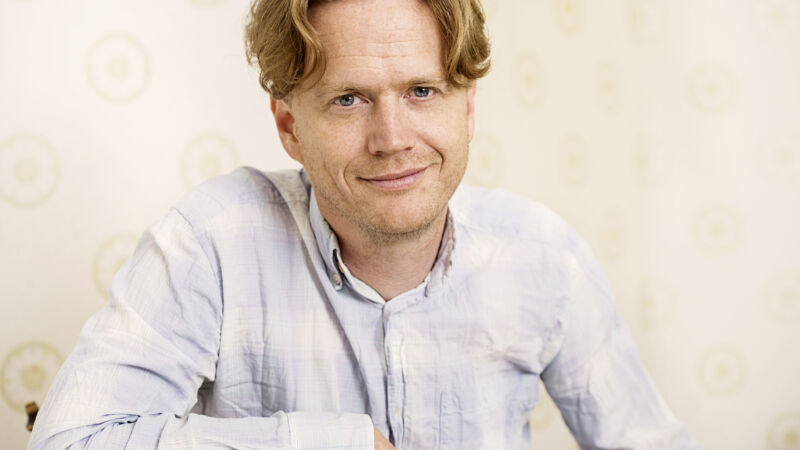 en man i en ljus skjorta och blond hår