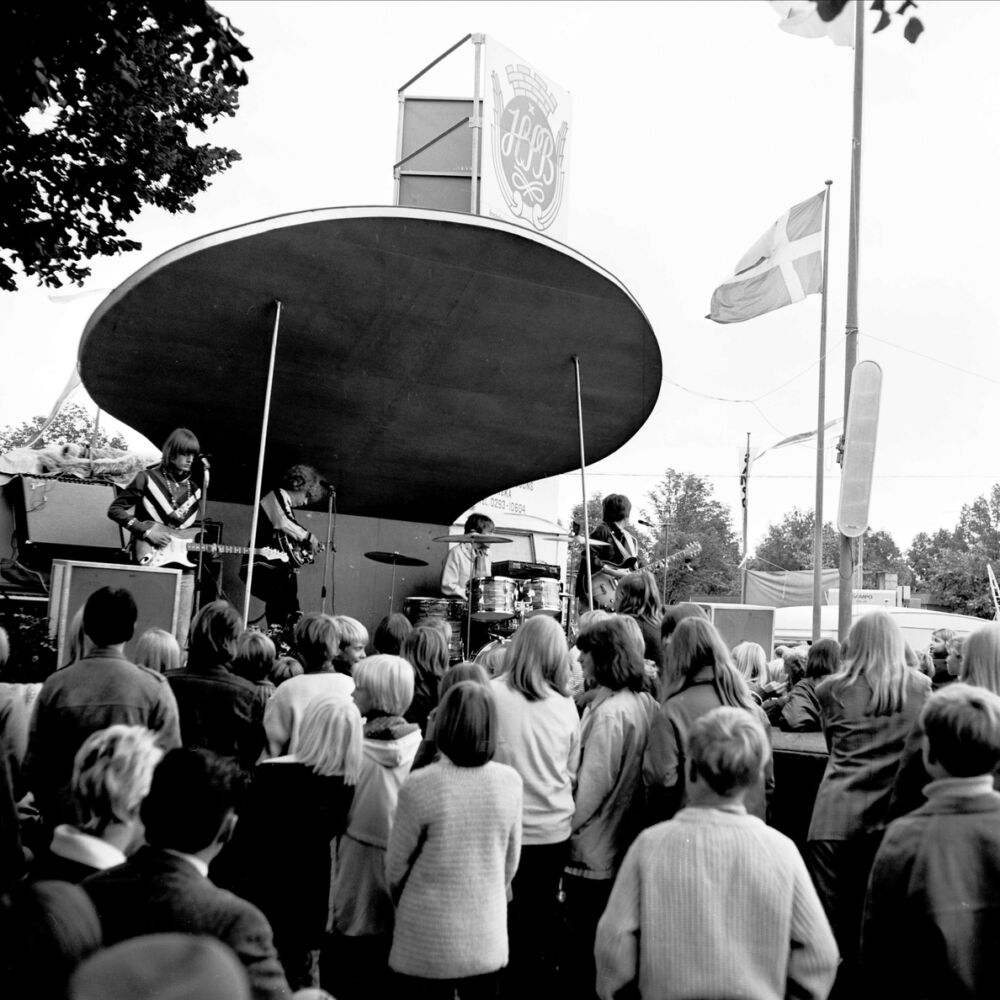 svart vit bild på en publik som tittar på utomhus kosert