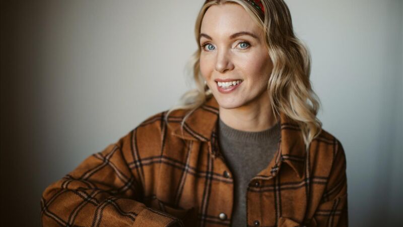 en blond kvinna i en brun-gul skjorta