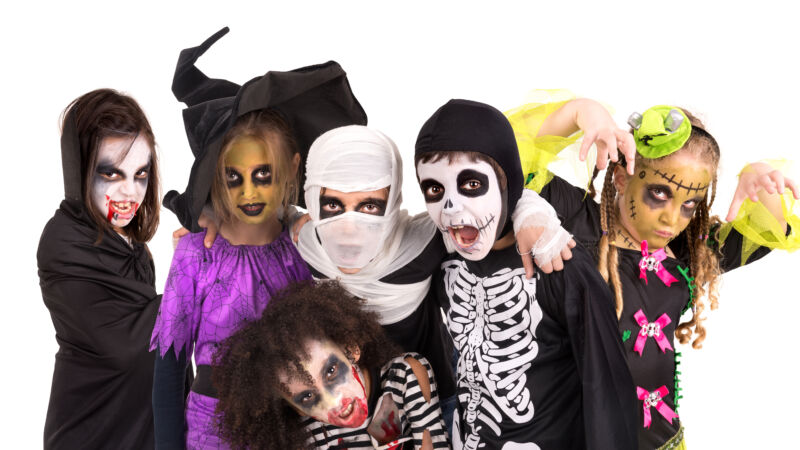 barn i Halloweenkostymer
