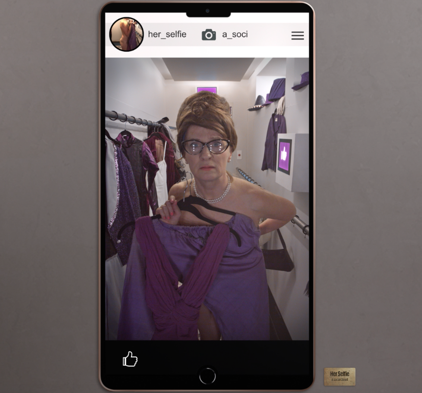 en kvinna i en klädbutiks garderob