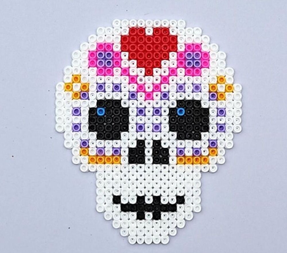 en skalle i pärlplattor