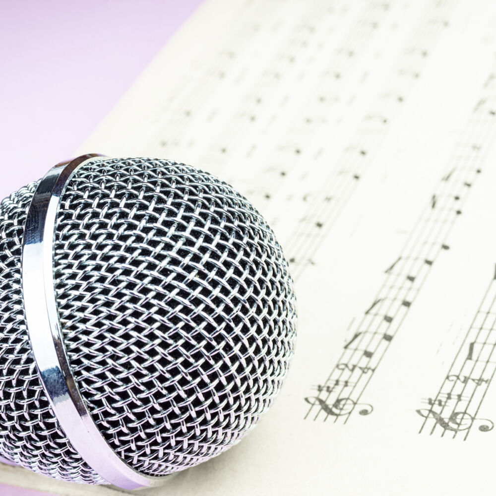 en mirkofon ligger på en notbok