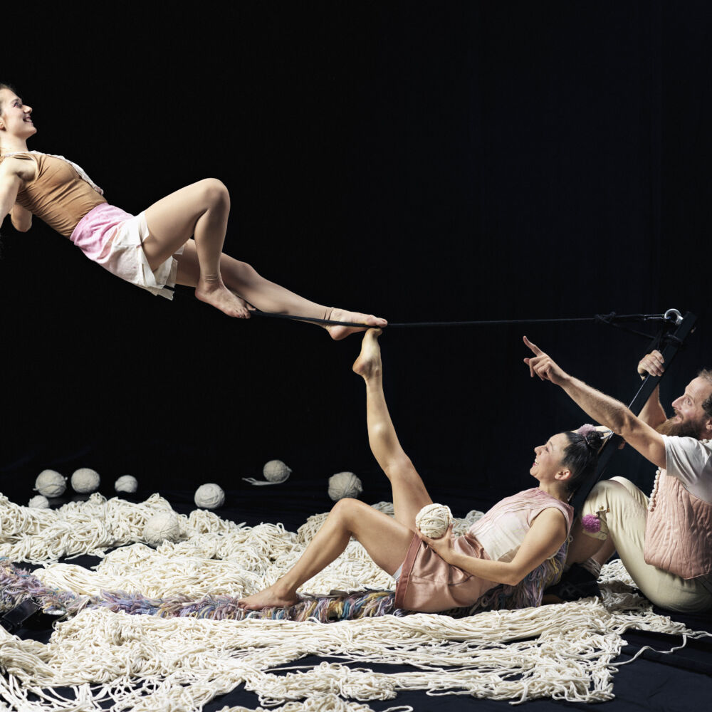 tre cirkusartister visar cirkustrick