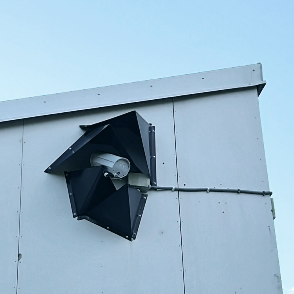 kamera på vägg med blindskärmar