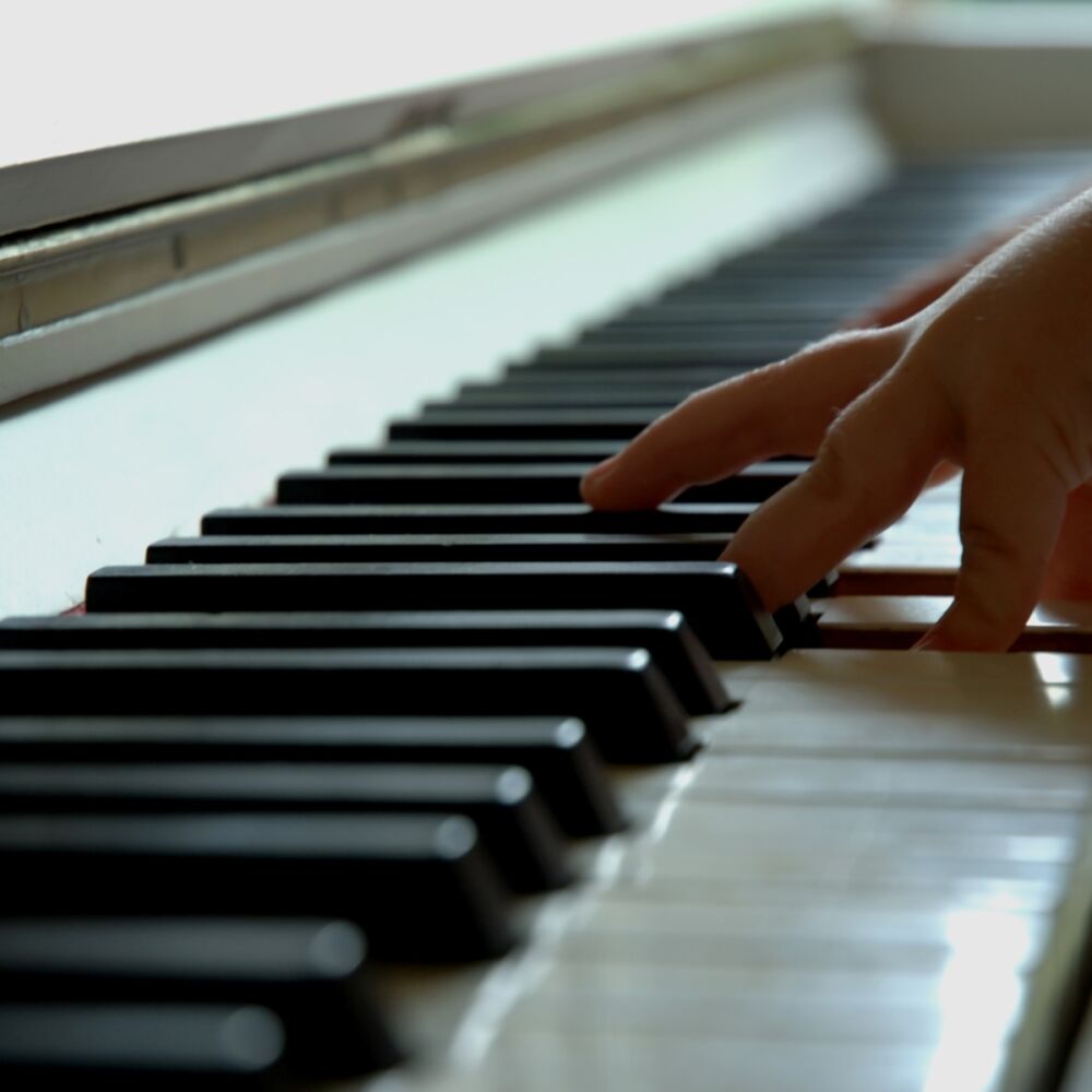 ett barns hand spelar pianot