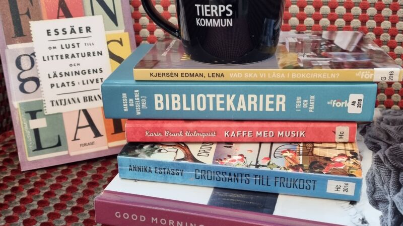 kaffemugg står på böcker