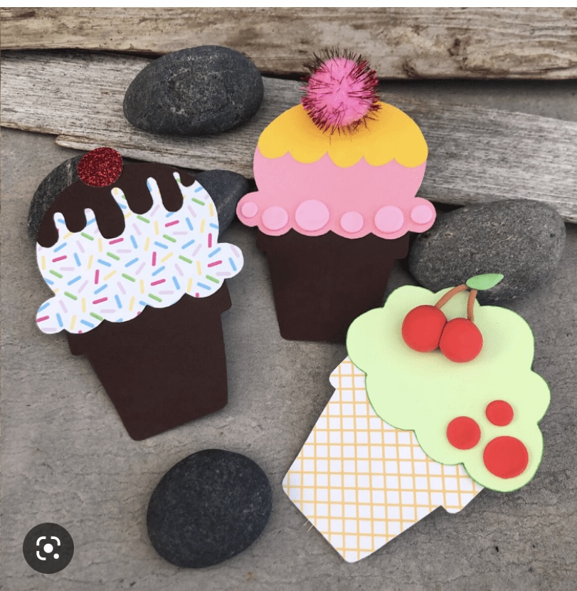 papers muffins ligger på trä bakgrund