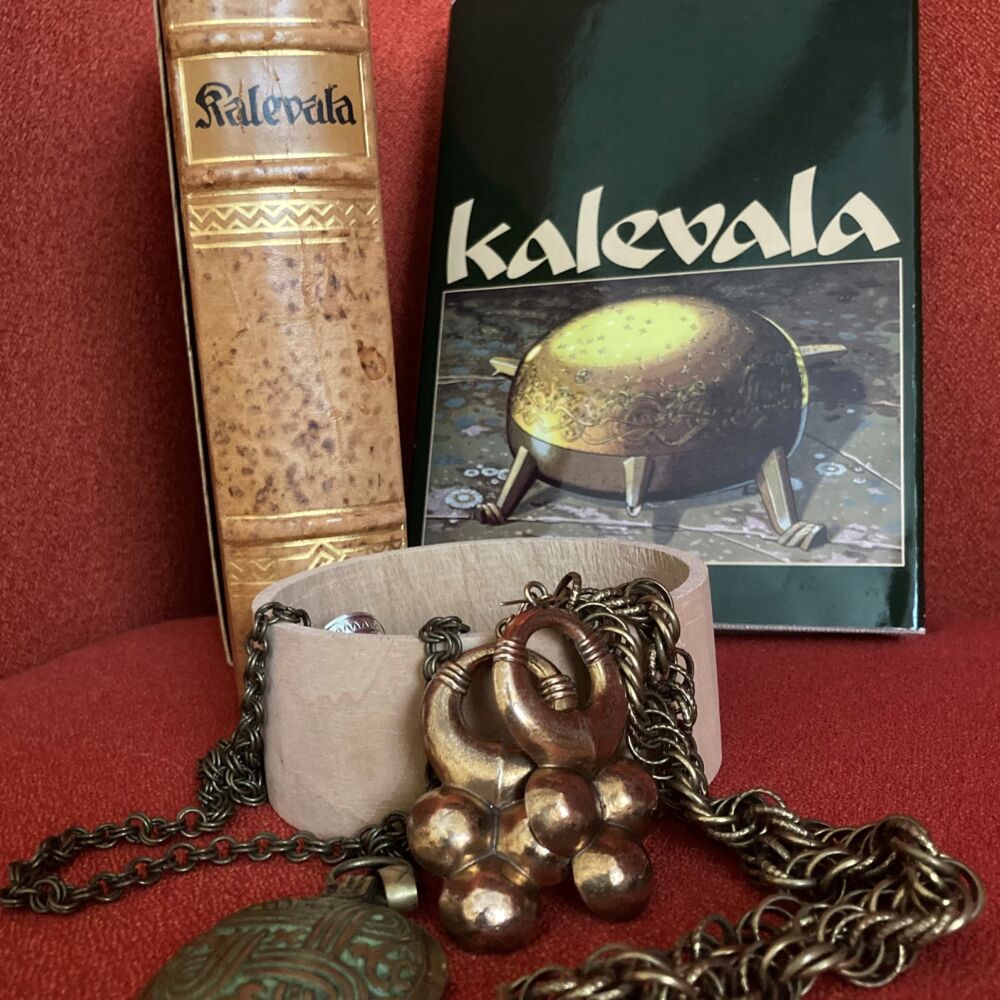 smycken ligger på en röd soffa med boken bakom