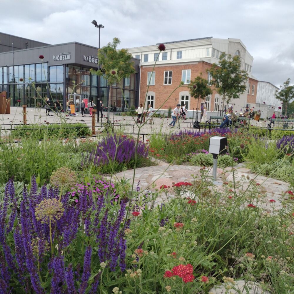 färglada rabbater och i bakgrund en Kulturhuset Möbelns byggnad