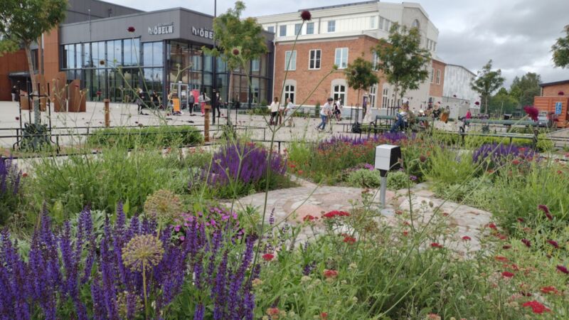färglada rabbater och i bakgrund en Kulturhuset Möbelns byggnad