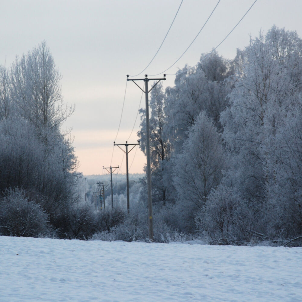 vintern landskap med elnät