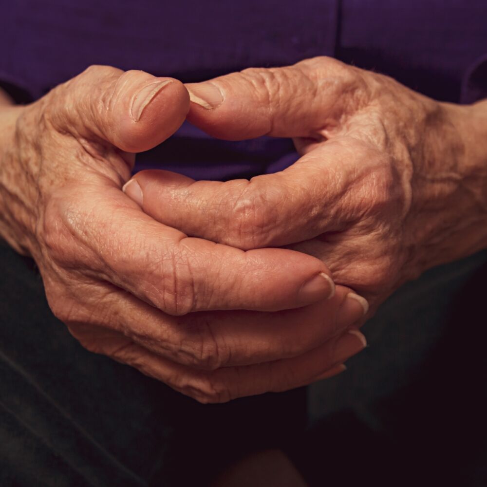 närbild av händer av en gammal människa