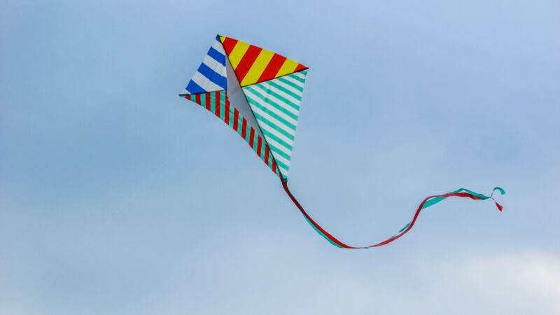 en färgglad drake på himlen