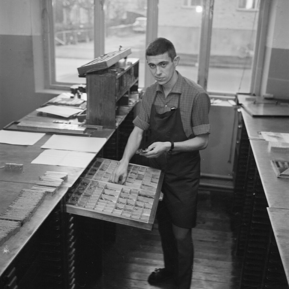 svart-vitt foto på en arbetare i Tierps tryckeri