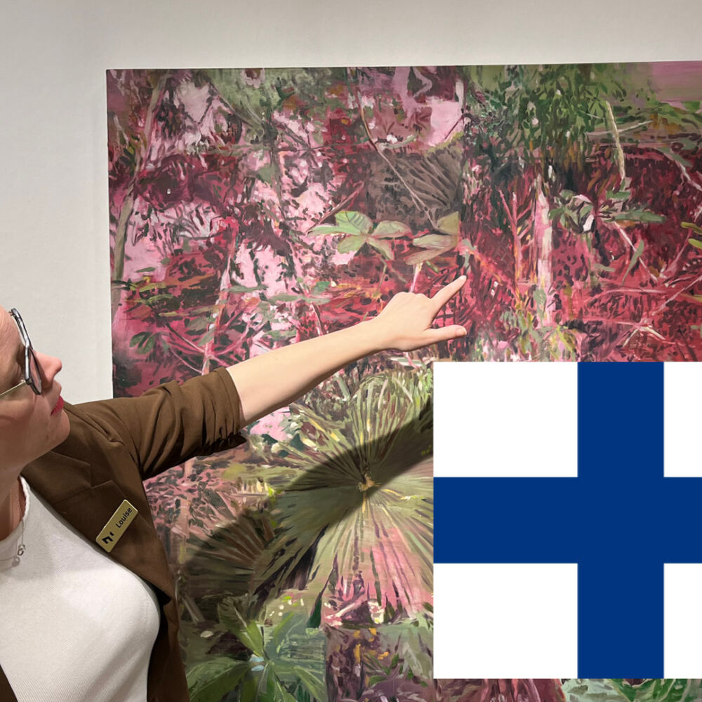 En person pekar på en målning. en vit/blå finsk flagga.