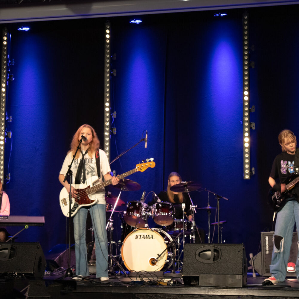 en musikgrupp av unga tjejer stor på scenen