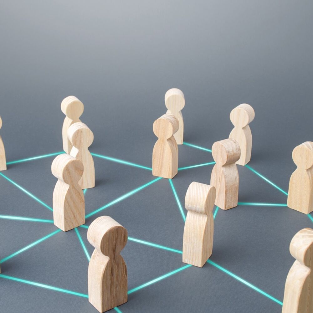 träfigurer står på bord och är kopplad med en snurre