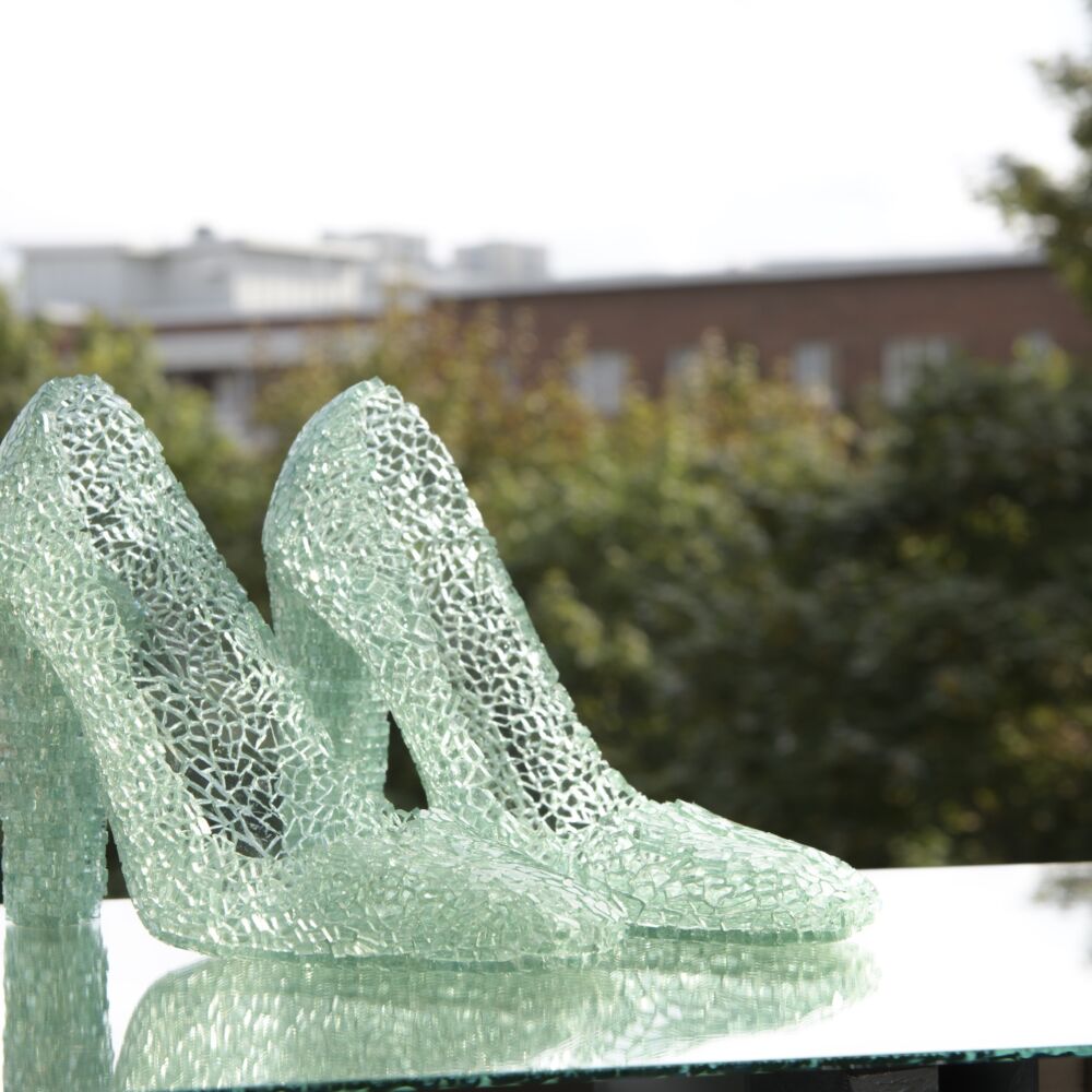 skor med högklack i glas