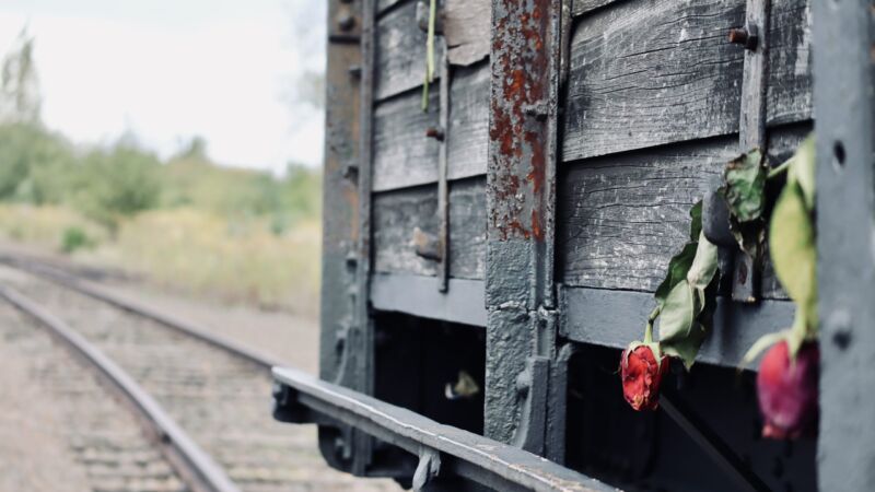 Rostig tågvagn med en röd ros