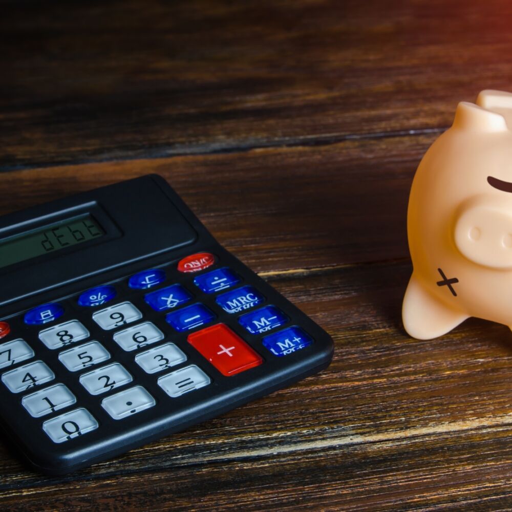 Kalkylator och upp och nedvänd spargris