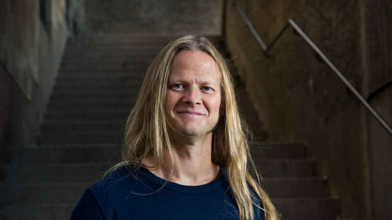 Man med långt blont hår. Han heter Herman Geijer.
