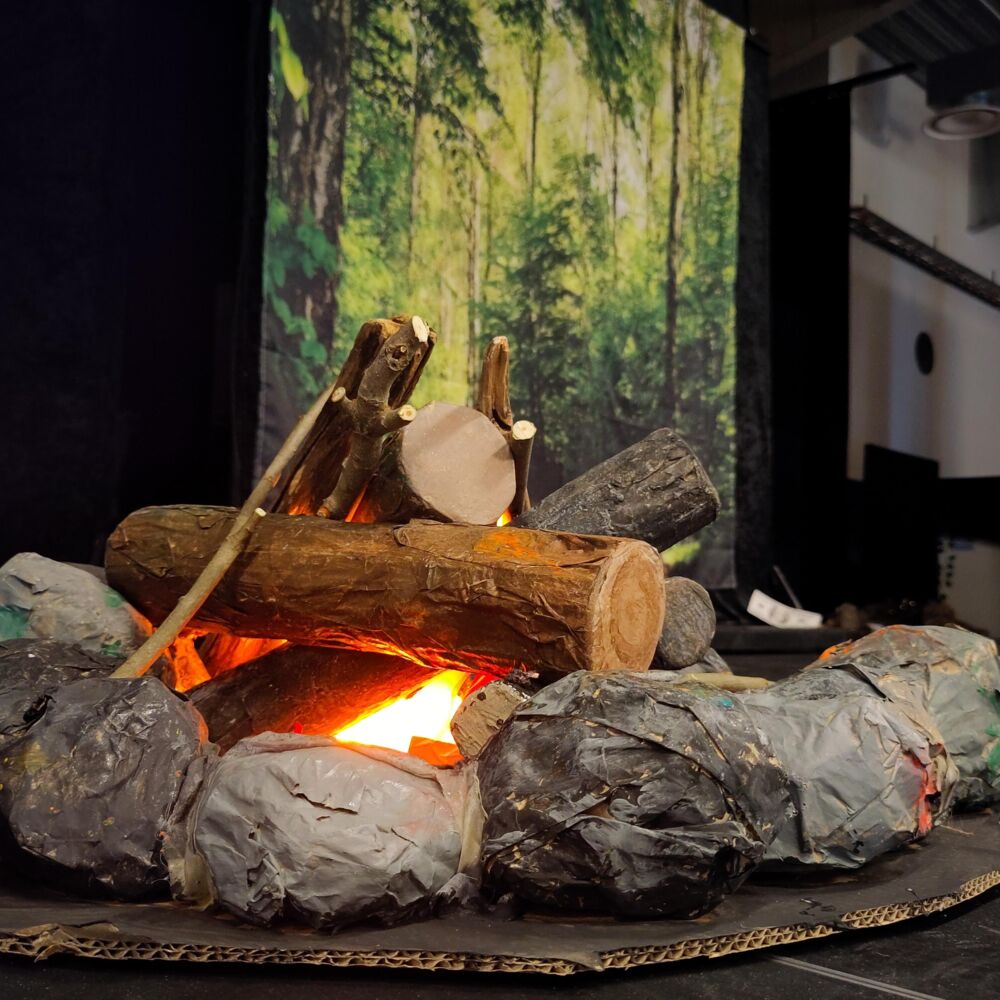 Stenar, stockar och en eld gjord i papper