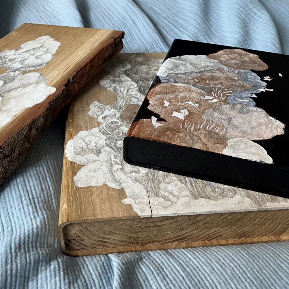 böcker i trä ligger på tyget