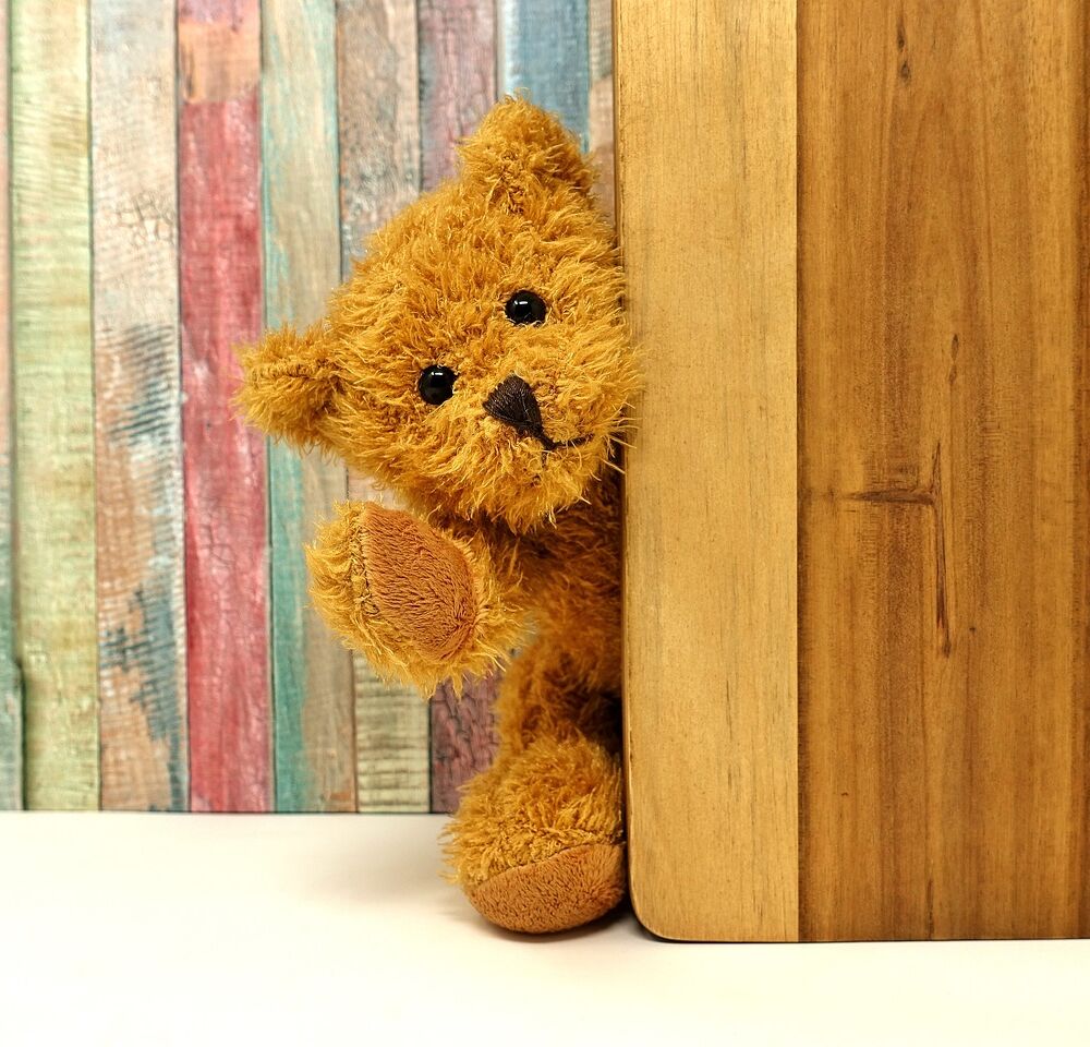 Nalle som kikar fram bakom en vägg