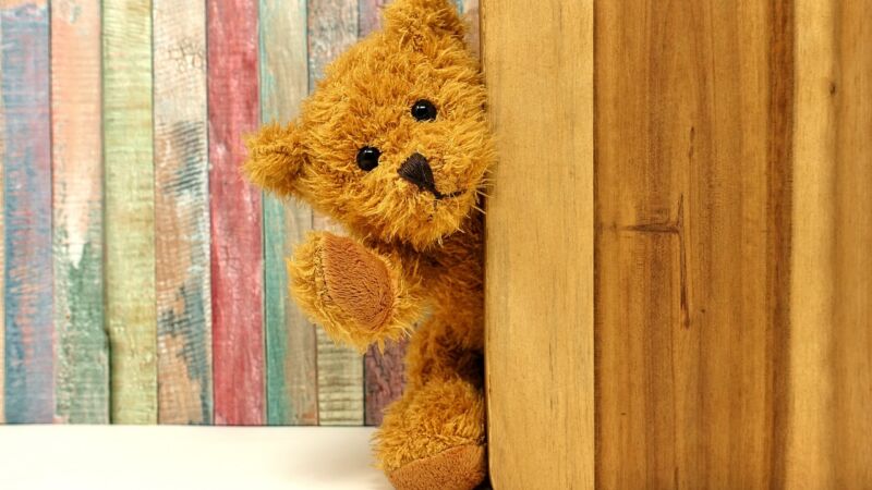 Nalle som kikar fram bakom en vägg