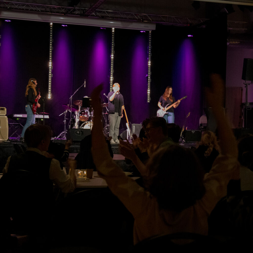 ett band på scen med publik framför