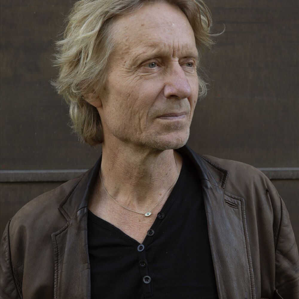 Man med blont hår och svart tröja