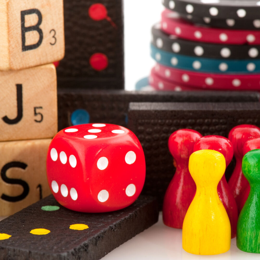 Färgglada spelpjäser och tärningar