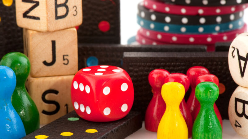 Färgglada spelpjäser och tärningar